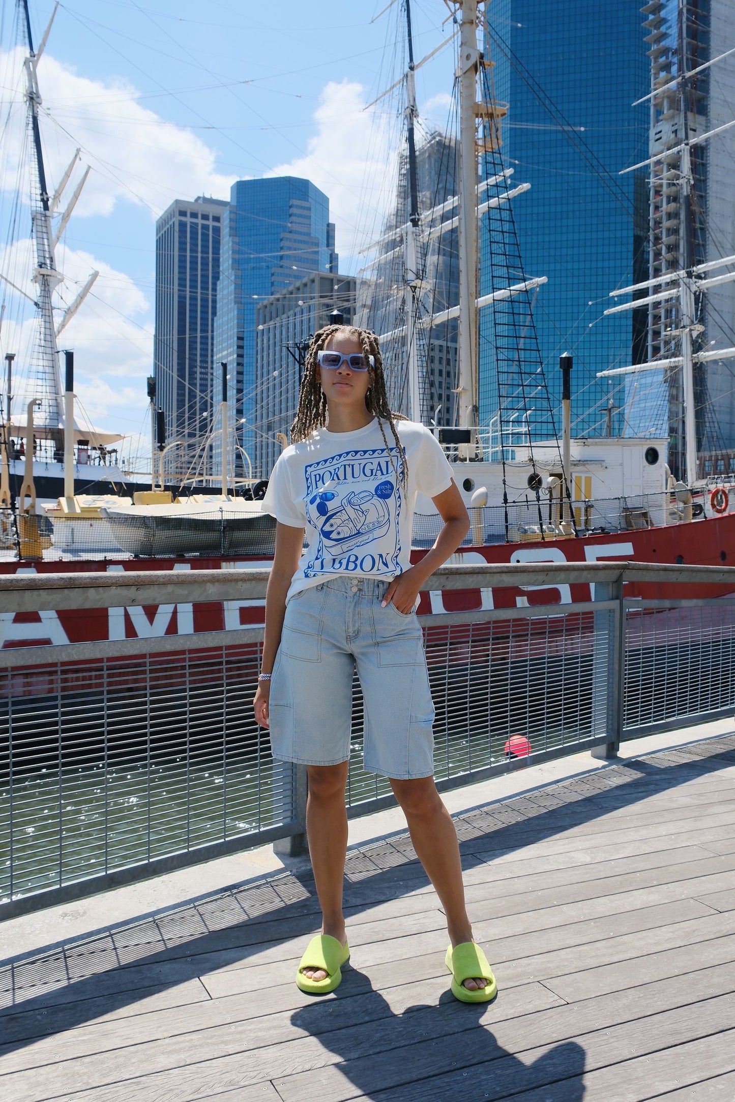 Lisbon Portugal Graphic T-Shirt t-shirt mure + grand