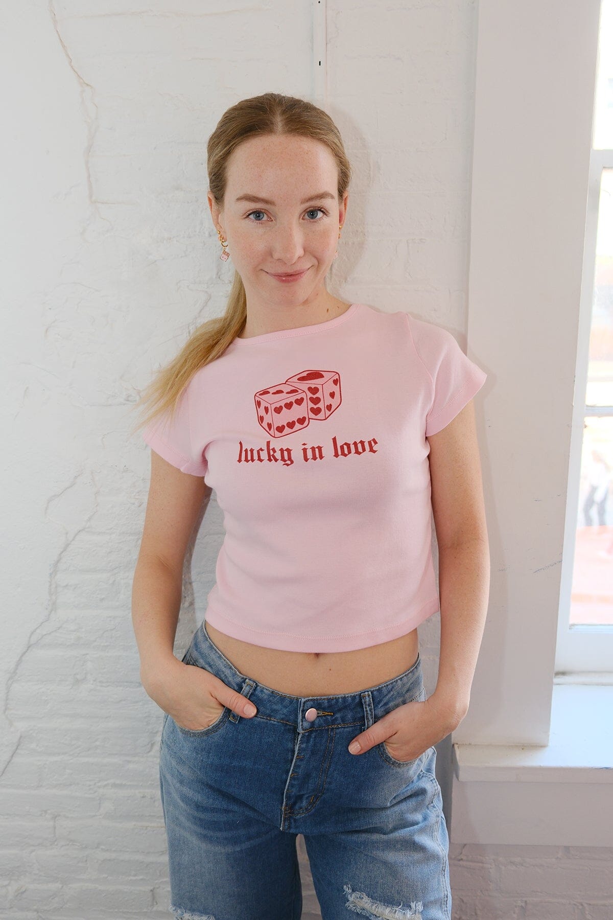 Lucky in Love Graphic Baby Tee t-shirt mure + grand
