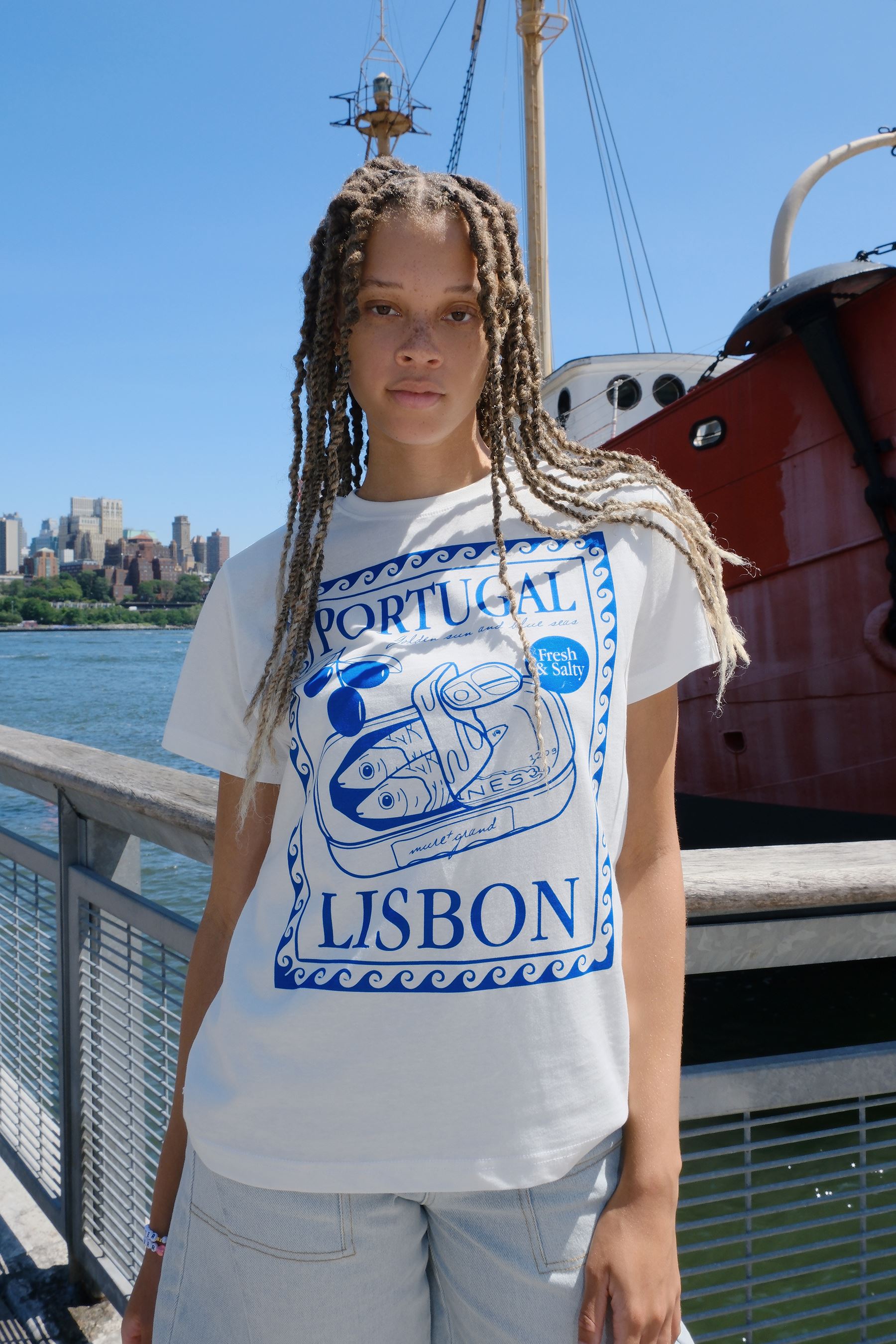 Lisbon Portugal Graphic T-Shirt t-shirt mure + grand 