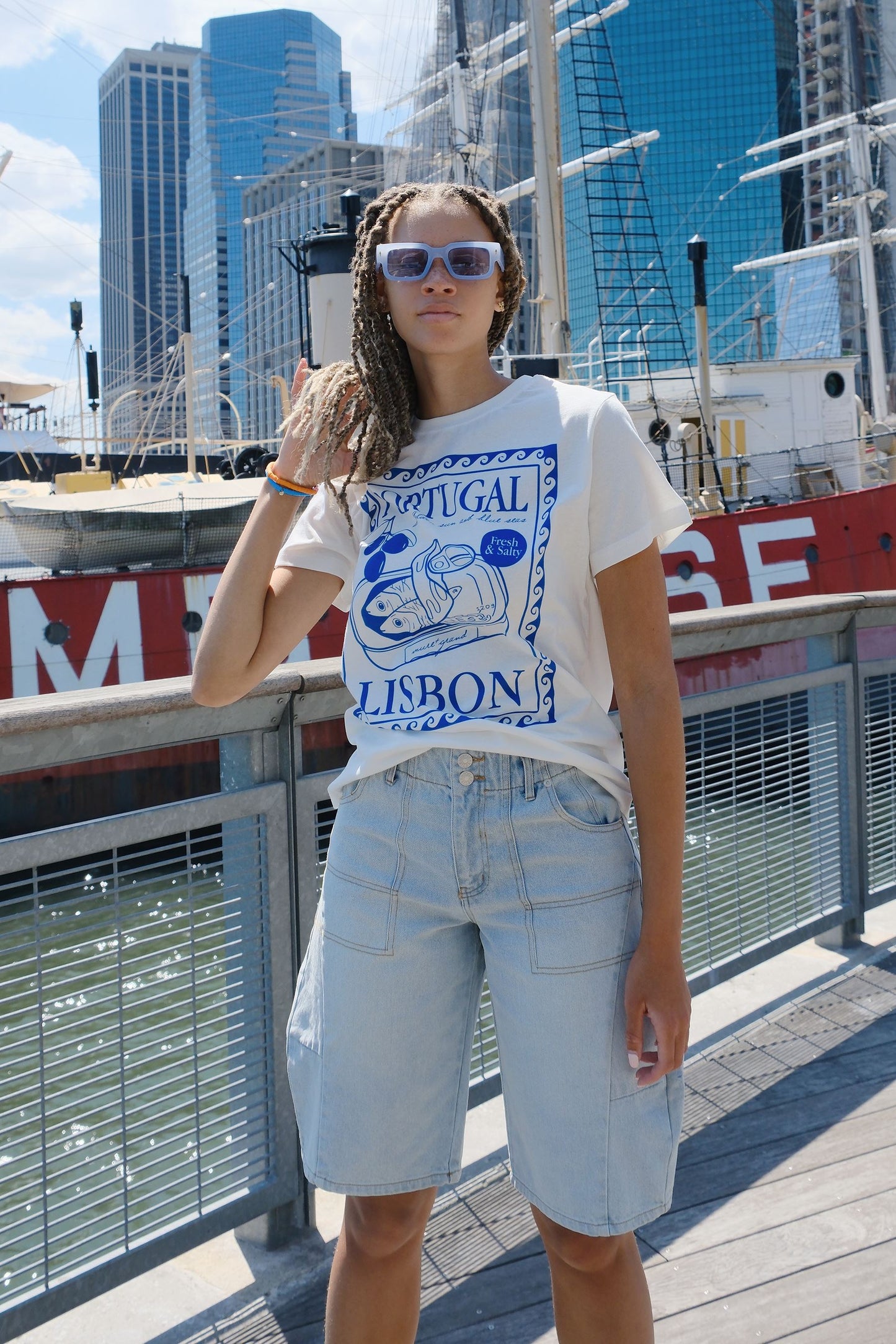 Lisbon Portugal Graphic T-Shirt t-shirt mure + grand 